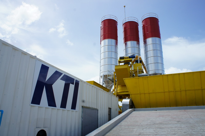 An open row silo is cooled by cold air.