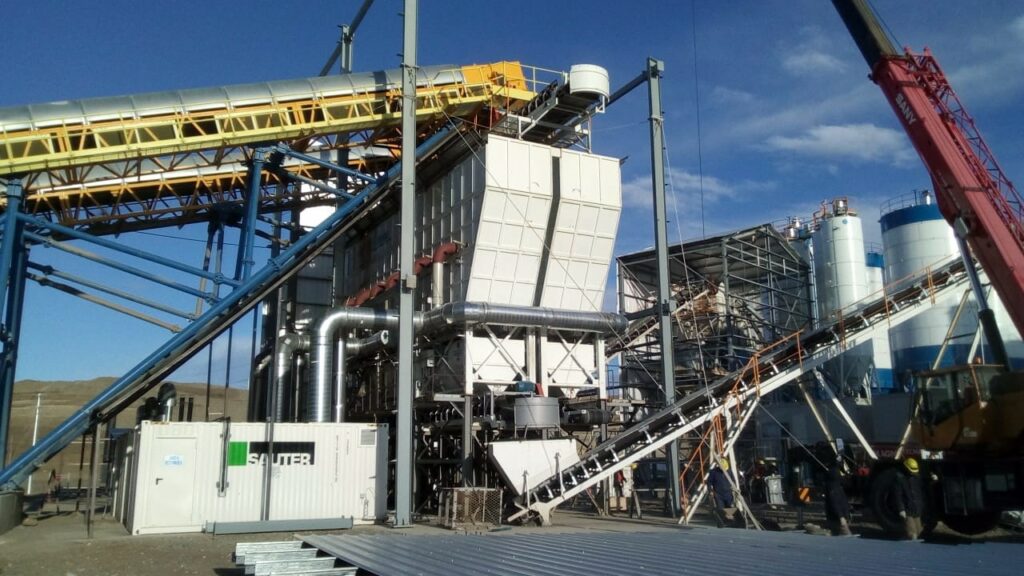 Three hot air systems from KTI - SAUTER in front of a large silo for the production of mass concrete in Patagonia. It can get extremely cold here in winter, which is why temperature control of the gravel is enormously important.