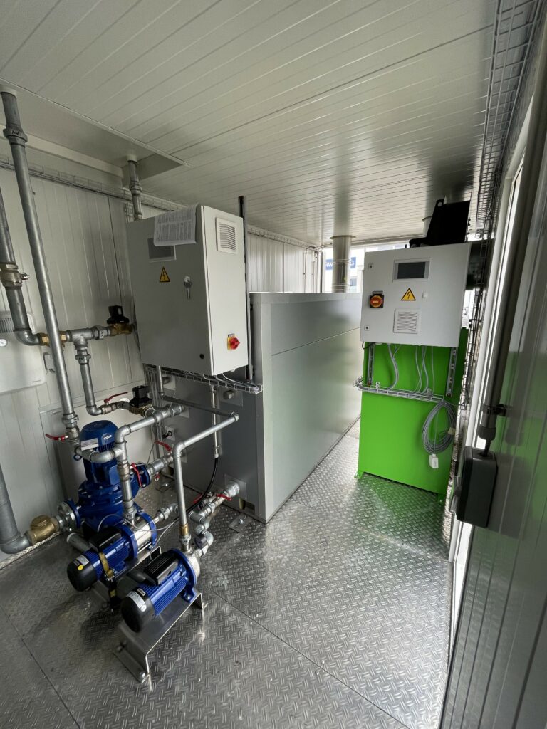 The hot water system can be seen on the left of the picture. The separate control system allows hot water to be produced independently of the hot air system (right).