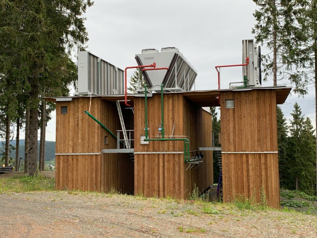 3 snowPRO snowmaking system clad in wood for 660 m³ of technical snow production.