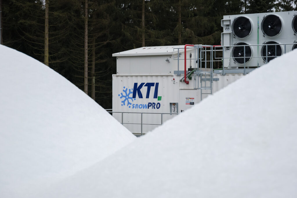 snowPRO260 snowmaking system in front of snow piles.