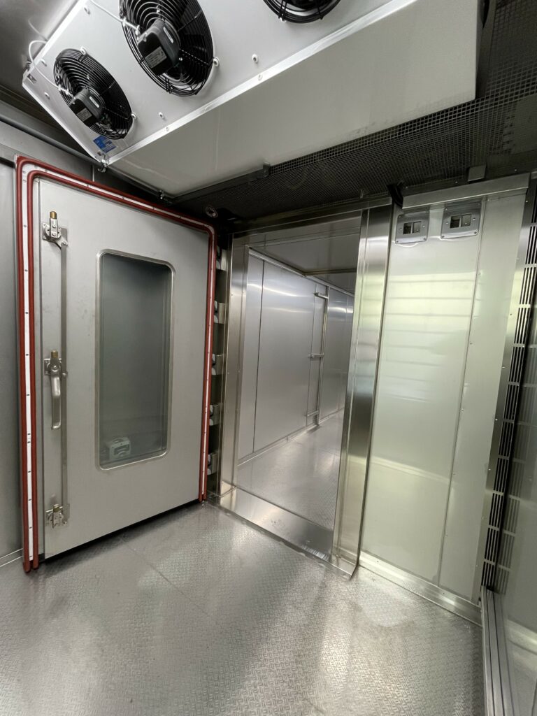 A temperature lock, cooled to -20°C, allows entry into the ultra-low temperature cell. An exchange between warm and very cold air is avoided, which saves energy.