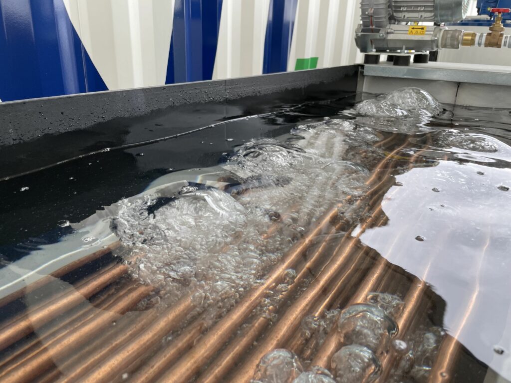 Ice water basin with copper coils to cool the water to approx. 0.5 °C.