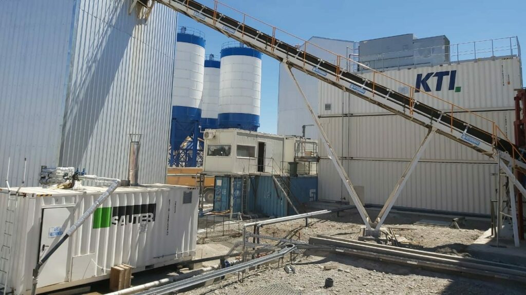 Concrete cooling and heating for Argentine dam