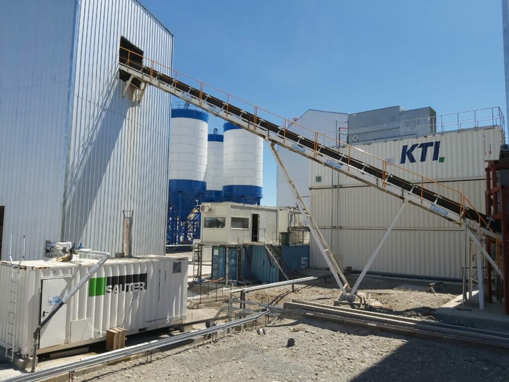 Hot water plant (f.l.) and plate ice plant (h.r.) during construction of a dam in Argentina