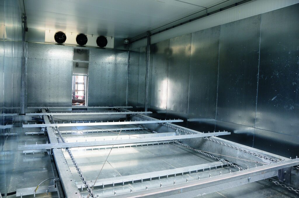 Semi-automatic ice storage